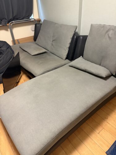 不用品回収の対象となったグレーのソファー
