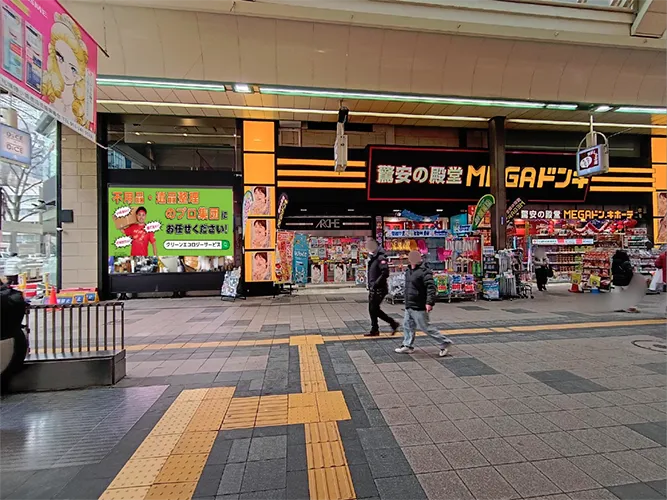 狸小路４丁目のオーロラビジョンにて