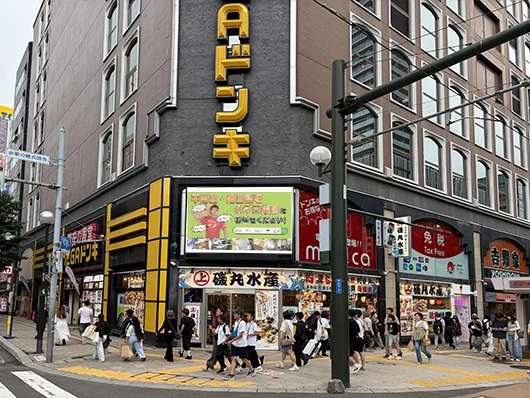 狸小路４丁目のドンキホーテのオーロラビジョン